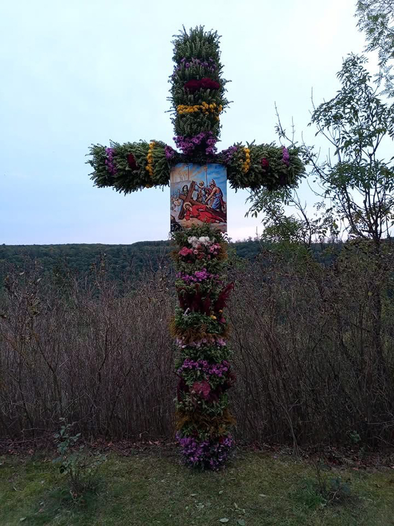 Перша, хто заквітчає хрест, та шлюб отримає10