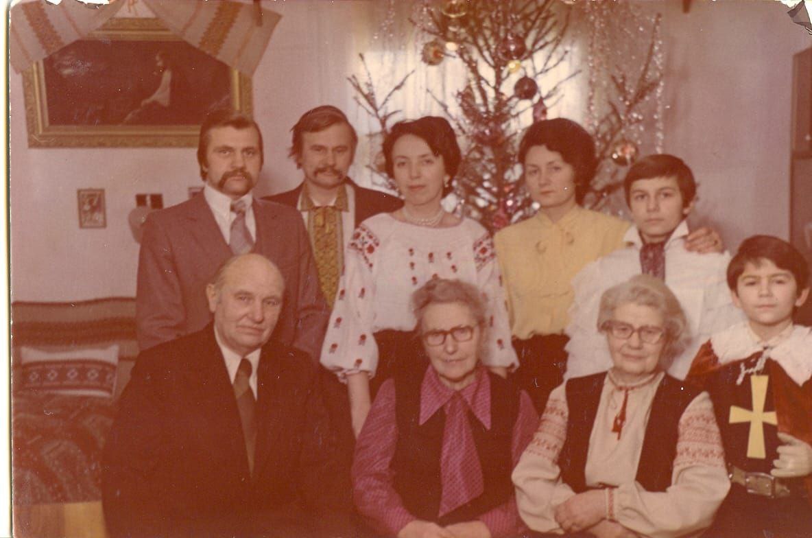 Подружжя Калинців (у центрі) в Ходорові на Різдво, 1982 р. Подружжя Калинців (у центрі) в Ходорові на Різдво, 1982 р.4