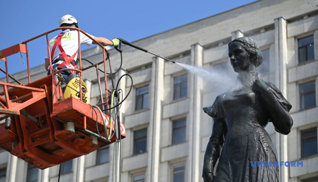 Київська влада відновила пам'ятник Лесі Українці1