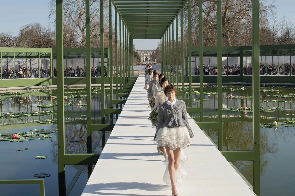 Декорації показу Dior осінь-зима 2026/2027 у саду Тюїльрі Декорації показу Dior осінь-зима 2026/2027 у саду Тюїльрі4