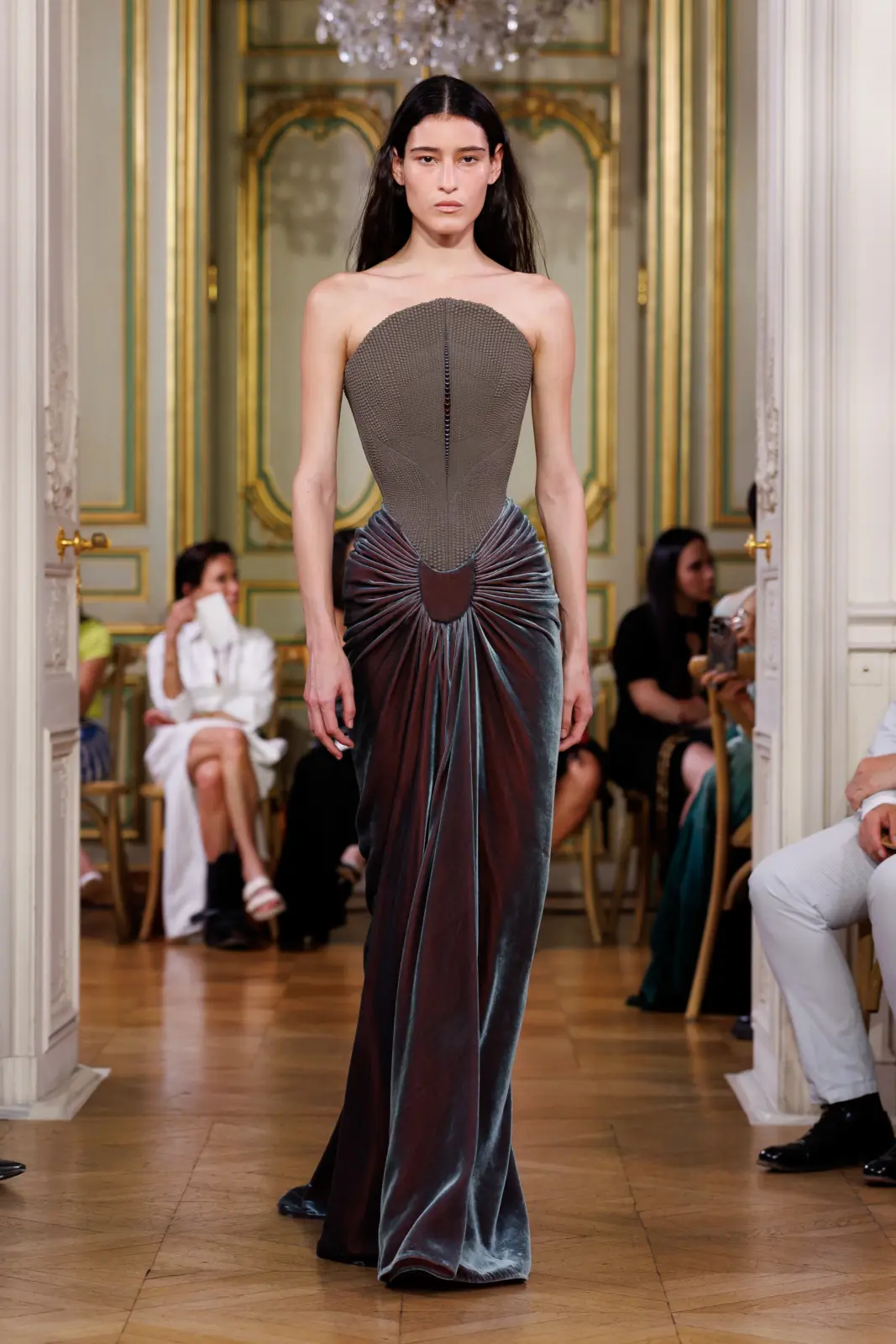 7 несподіваних брендів для елегантної сукні black tie1