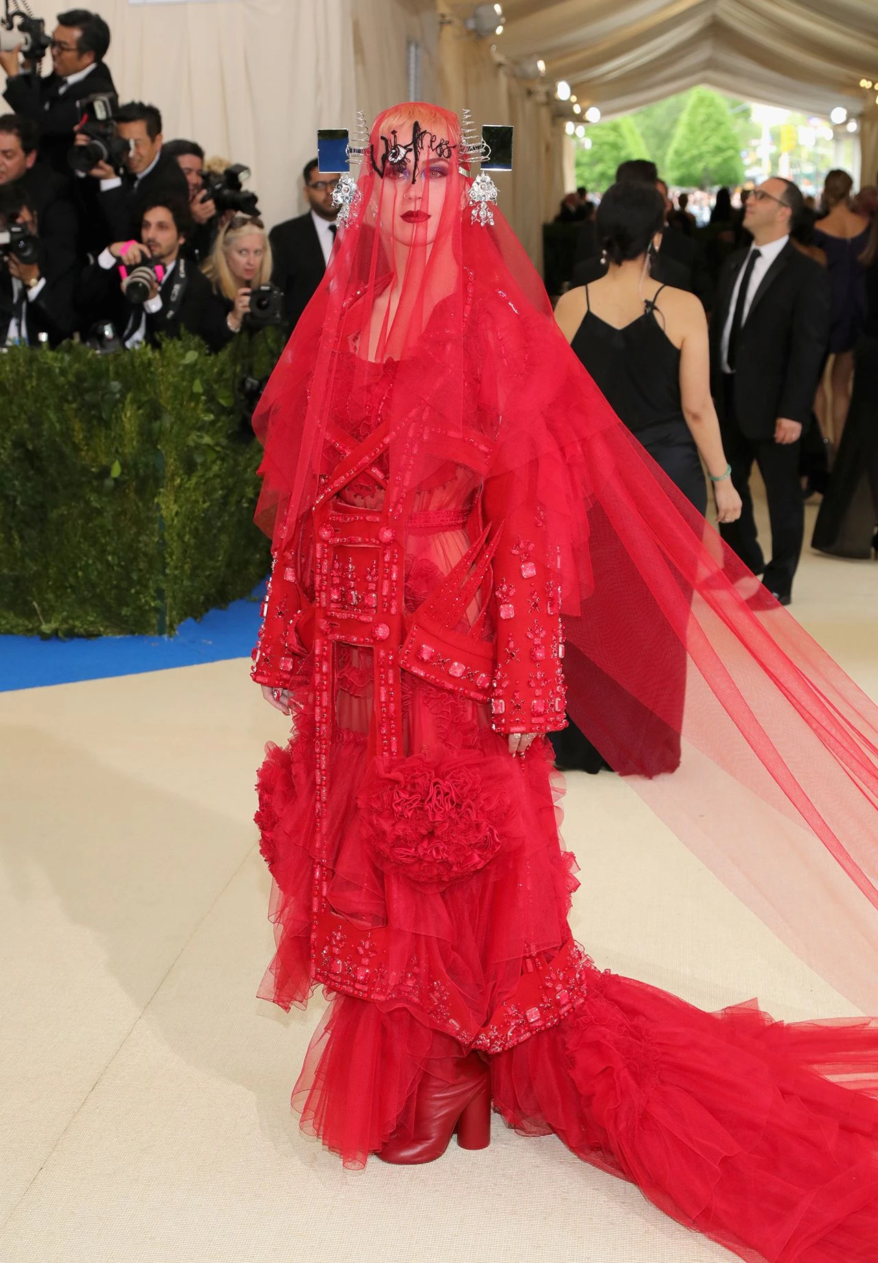 Гальяно на Met Gala: 17 образів, що змінили історію9
