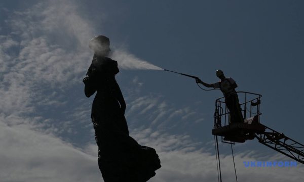 Київська влада відновила пам’ятник Лесі Українці
