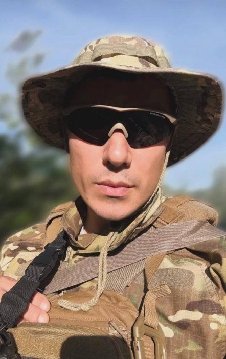 Вадим Олійник пояснив, чому показав фото у військовій формі, а потім видалив знімки1