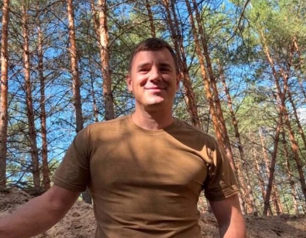 Вадим Олійник пояснив, чому показав фото у військовій формі, а потім видалив знімки